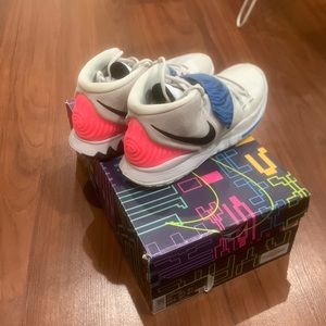 Worn on court 3x. Too big for me. Great grip and first step. Solid hooping shoe